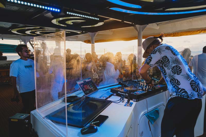 ทัวร์ล่องเรือยอร์ชกระบี่ Meka Catamaran