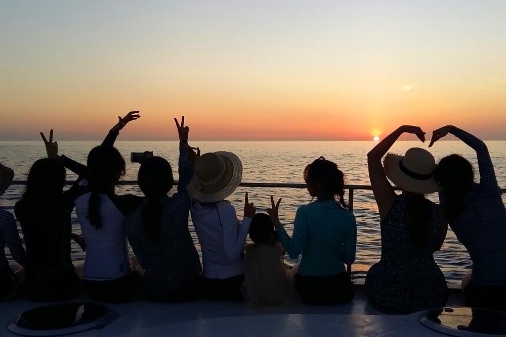 ล่องเรือ Discover Catamaran ทัวร์เกาะราชา เกาะไม้ท่อน