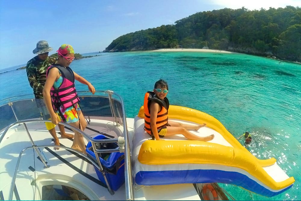 ล่องเรือ Discover Catamaran ทัวร์เกาะราชา เกาะไม้ท่อน