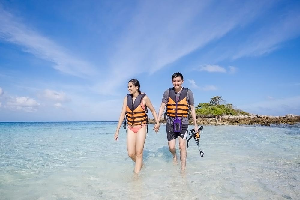 ล่องเรือ Discover Catamaran ทัวร์เกาะราชา เกาะไม้ท่อน