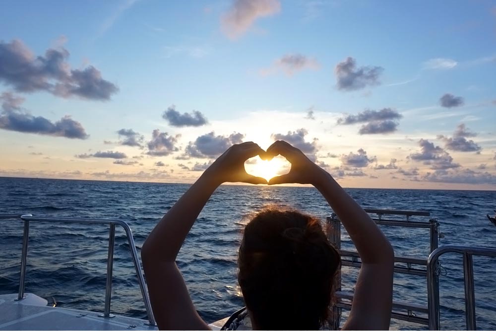 ล่องเรือ Discover Catamaran ทัวร์เกาะราชา เกาะไม้ท่อน